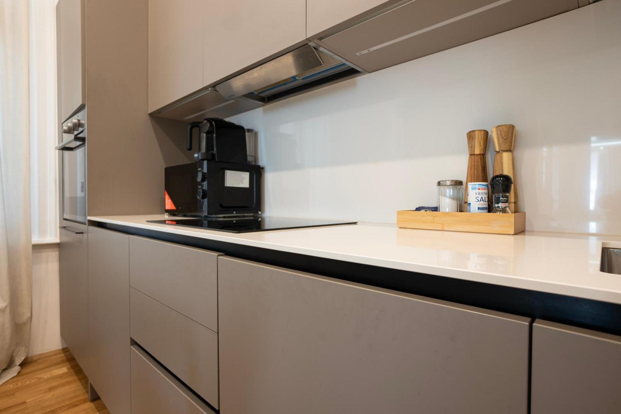 Charming 2-Room Apartment With Balcony, 15 Min To Center Vienna Exterior photo