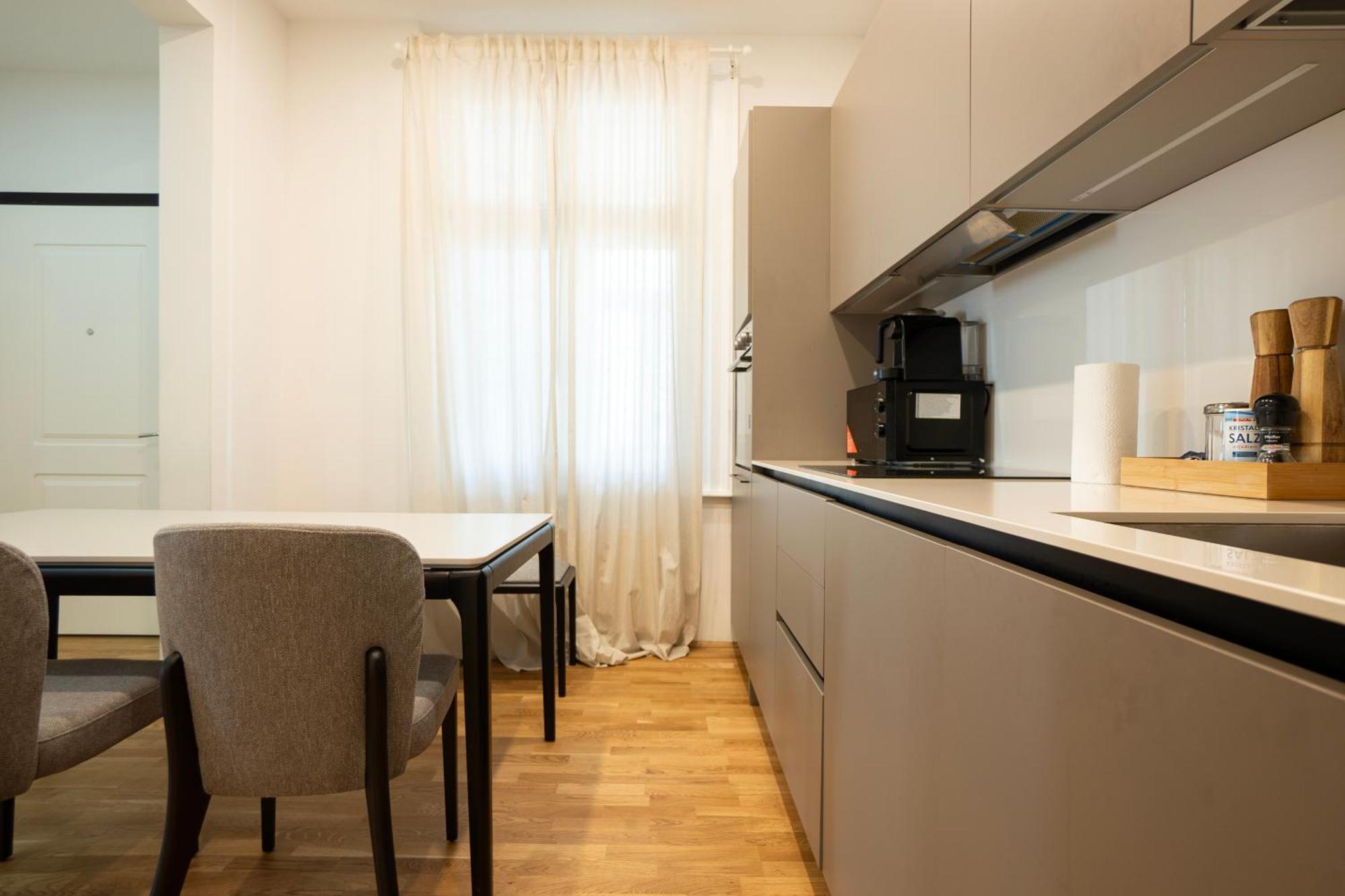 Charming 2-Room Apartment With Balcony, 15 Min To Center Vienna Exterior photo